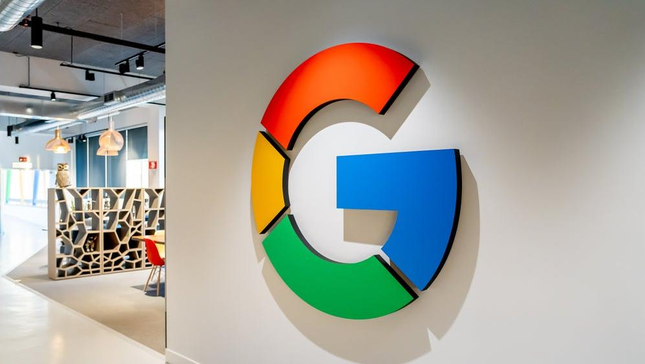 Bir ofisin duvarındaki Google logosu. 